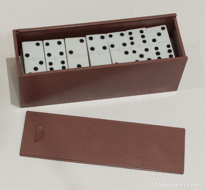 Juegos de mesa: JUEGO DE DOMINO EN CAJA DE PLASTICO. - Foto 1