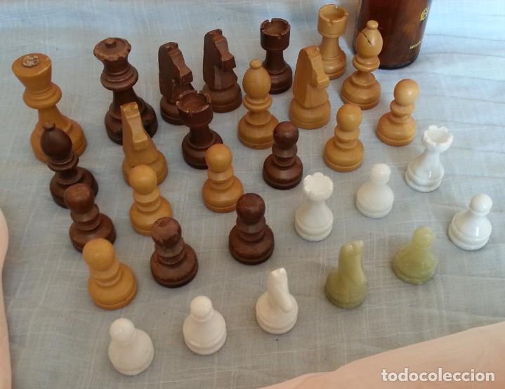 Juegos de mesa: Ajedrez. Figuras de ajedrez variadas. Treinta piezas. - Foto 1
