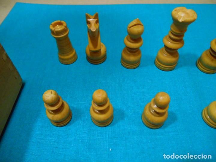 Juegos de mesa: ANTIGUO AJEDREZ DE MADERA INCOMPLETO - Foto 2