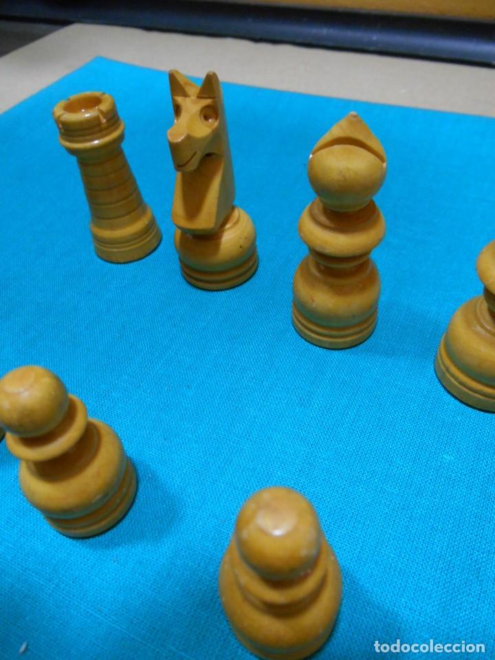 Juegos de mesa: ANTIGUO AJEDREZ DE MADERA INCOMPLETO - Foto 10