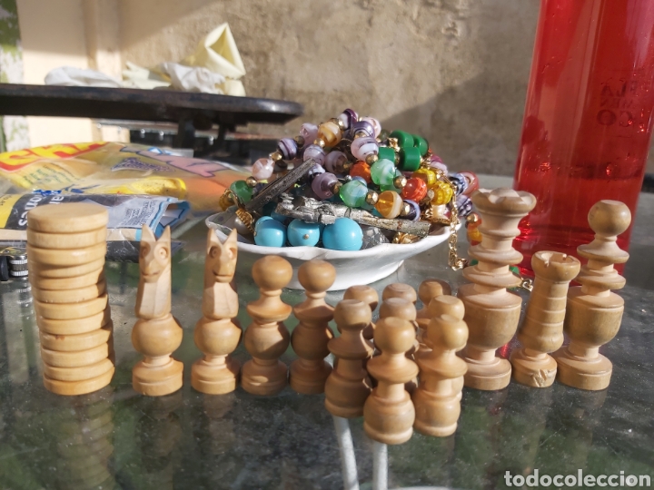 Juegos de mesa: Caja de madera con piezas de ajedrez talladas de madera. - Foto 3