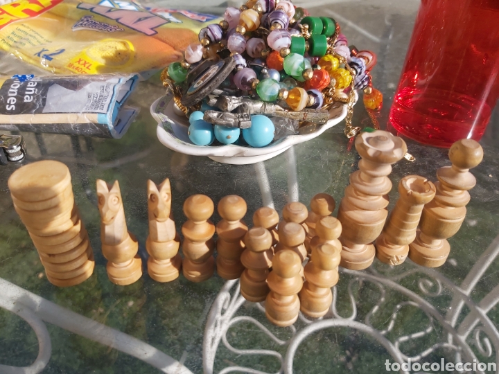 Juegos de mesa: Caja de madera con piezas de ajedrez talladas de madera. - Foto 4