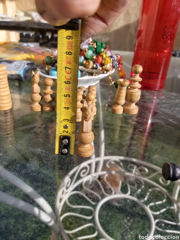Juegos de mesa: Caja de madera con piezas de ajedrez talladas de madera. - Foto 5