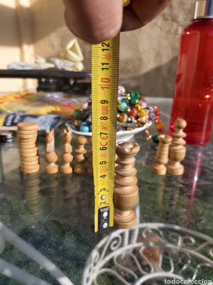 Juegos de mesa: Caja de madera con piezas de ajedrez talladas de madera. - Foto 6