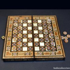 Juegos de mesa: ANTIGUO TABLERO DE AJEDREZ DAMERO Y BACKGAMMON DE VIAJE EN NACAR Y TARACEA MARQETERIA DE MADERA