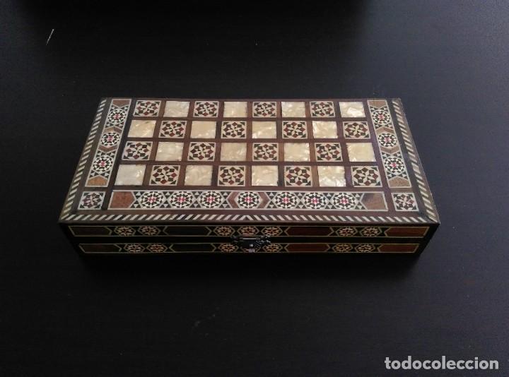 Juegos de mesa: Backgammon ajedrez antiguo en madera y nacar - Foto 1