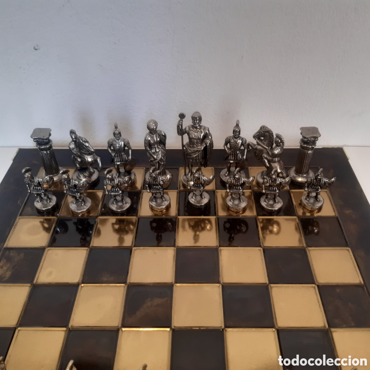Juegos de mesa: Juego de Ajedrez griego metalico. - Foto 2