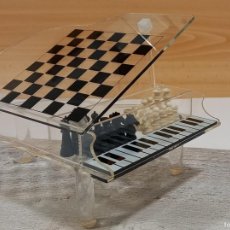 Juegos de mesa: EXQUISITO JUEGO DE AJEDREZ DE COLECCIÓN CON PRECIOSO TABLERO SOBRE PIANO DE COLA DE METACRILATO