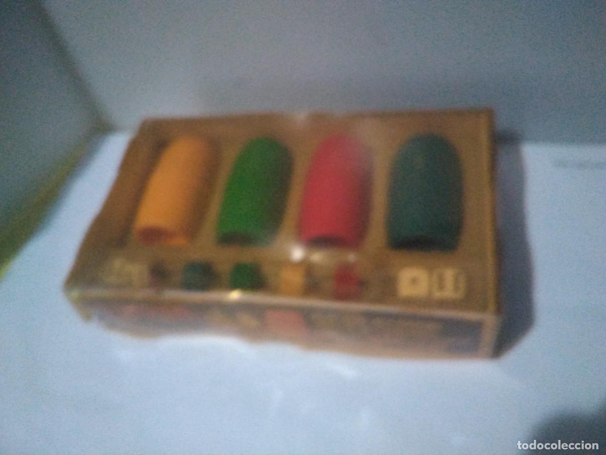 Juegos de mesa: Antigua caja de piezas de parchis - Foto 2