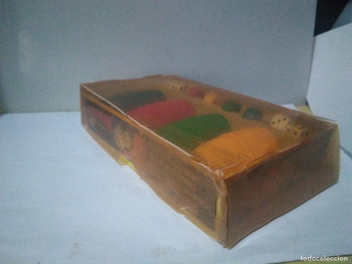 Juegos de mesa: Antigua caja de piezas de parchis - Foto 5