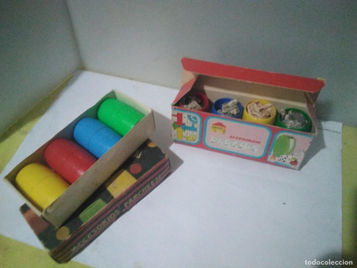 Juegos de mesa: Antiguas cajas de piezas de parchis - Foto 1