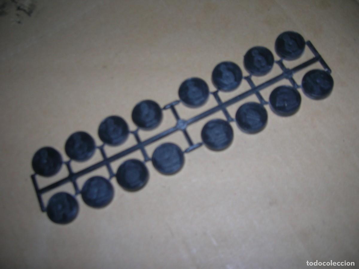 Juegos de mesa: Fichas negras de ajedrez damas, sin usar. Miden 2 cm., pl&aacute;stico. - Foto 1
