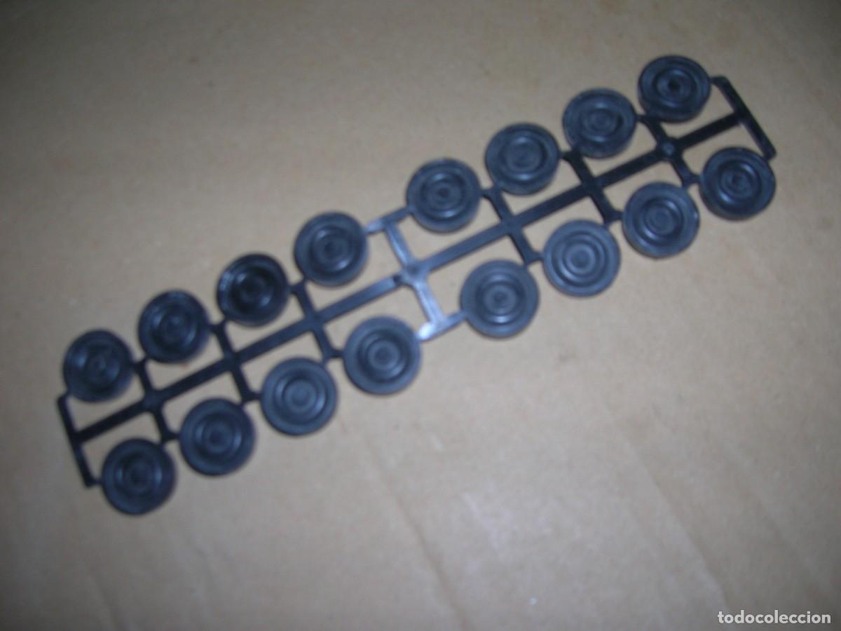 Juegos de mesa: Fichas negras de ajedrez damas, sin usar. Miden 2 cm., pl&aacute;stico. - Foto 2