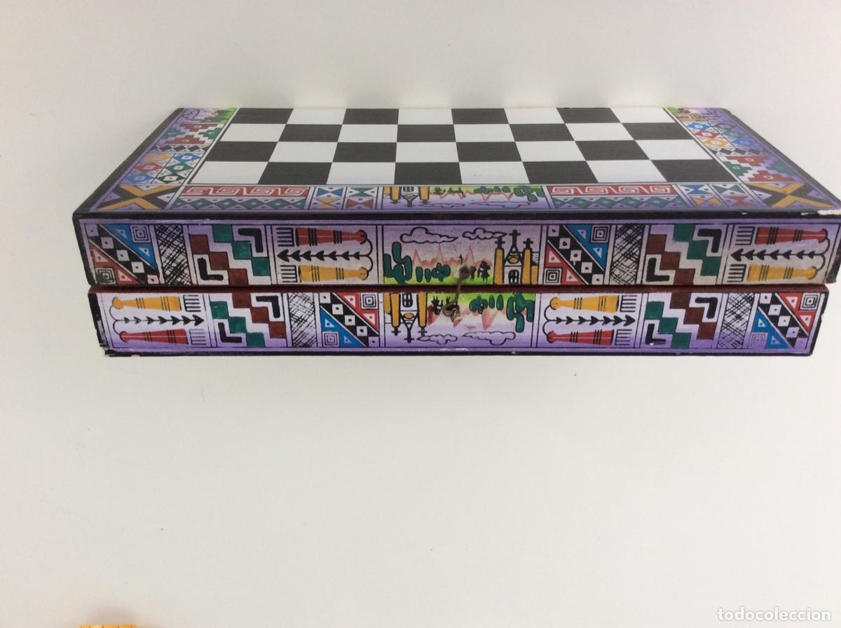 Juegos de mesa: JUEGO DE AJEDREZ ANTIGUO CON CAJA PROFUSAMENTE DECORADA - Foto 2