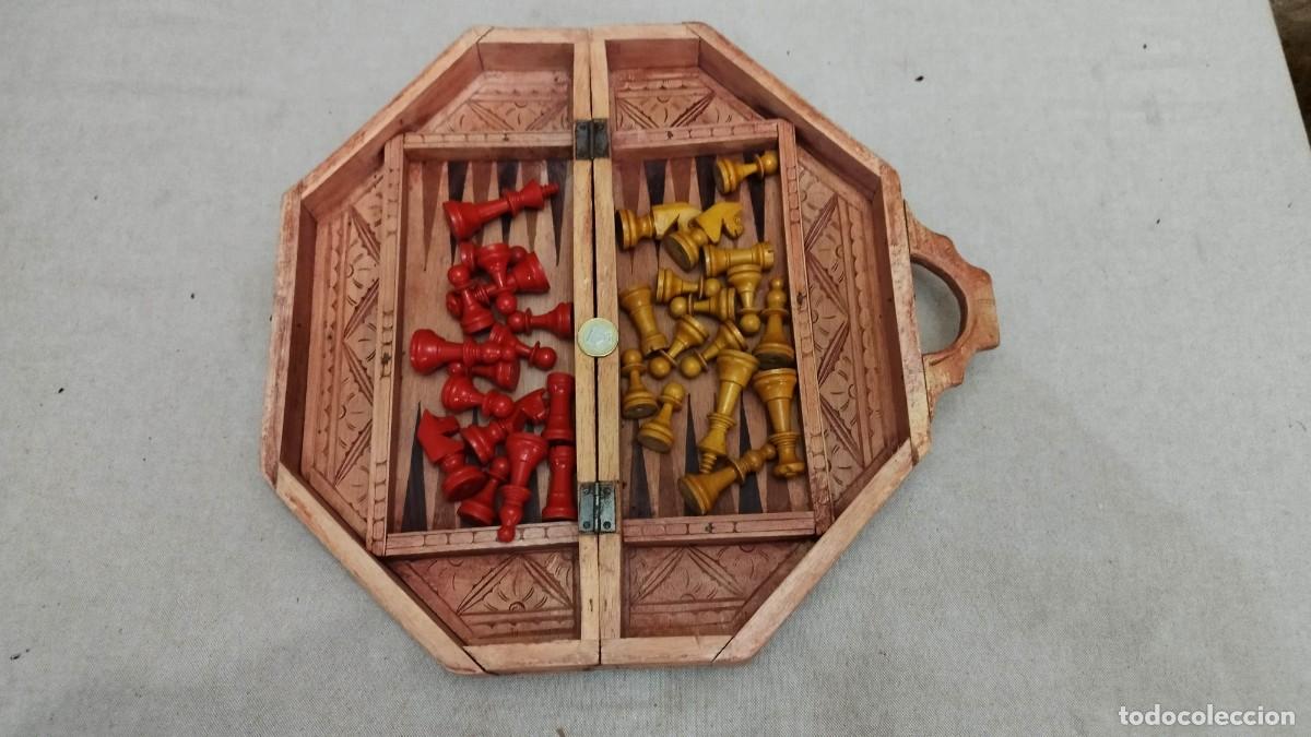 Juegos de mesa: Extraordinario ajedrez y backgammon octagonal tallado en madera - Foto 1
