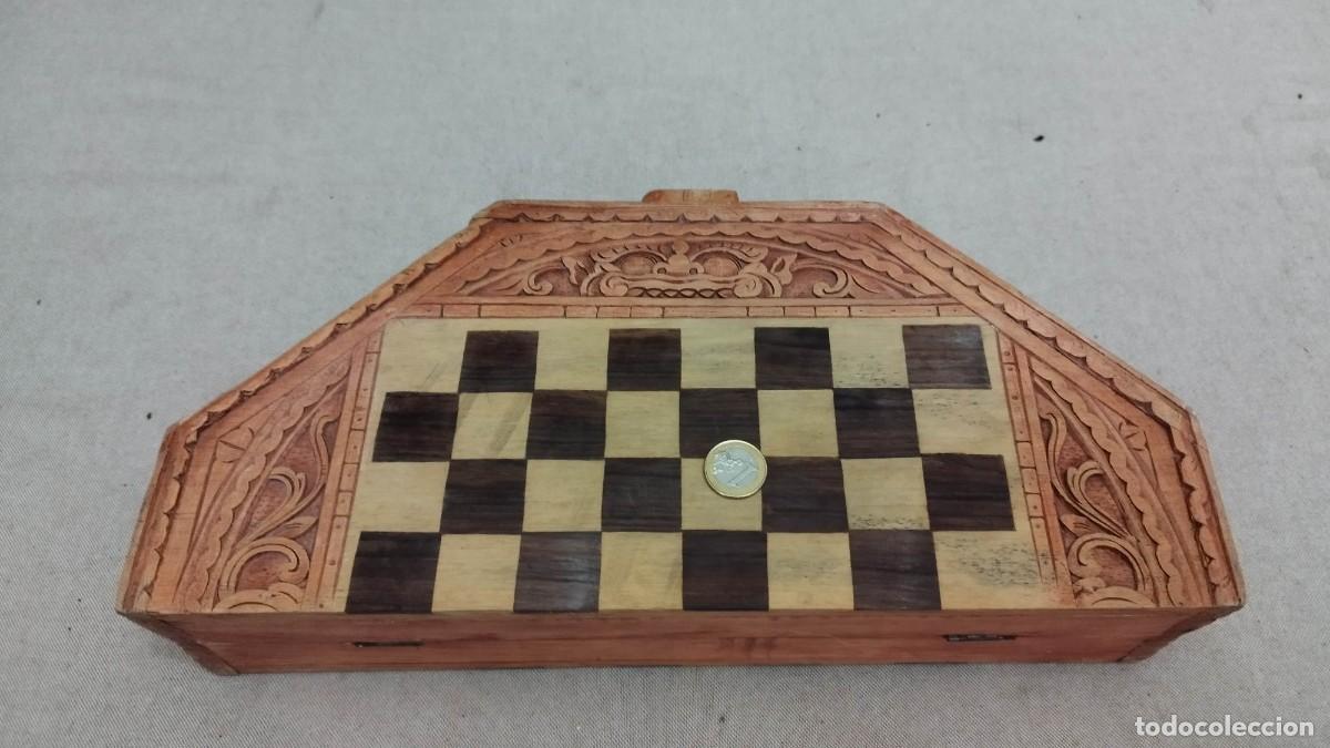 Juegos de mesa: Extraordinario ajedrez y backgammon octagonal tallado en madera - Foto 2