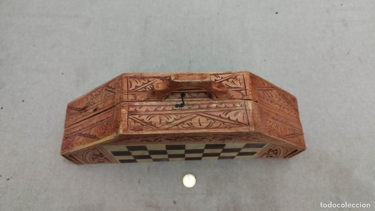 Juegos de mesa: Extraordinario ajedrez y backgammon octagonal tallado en madera - Foto 3