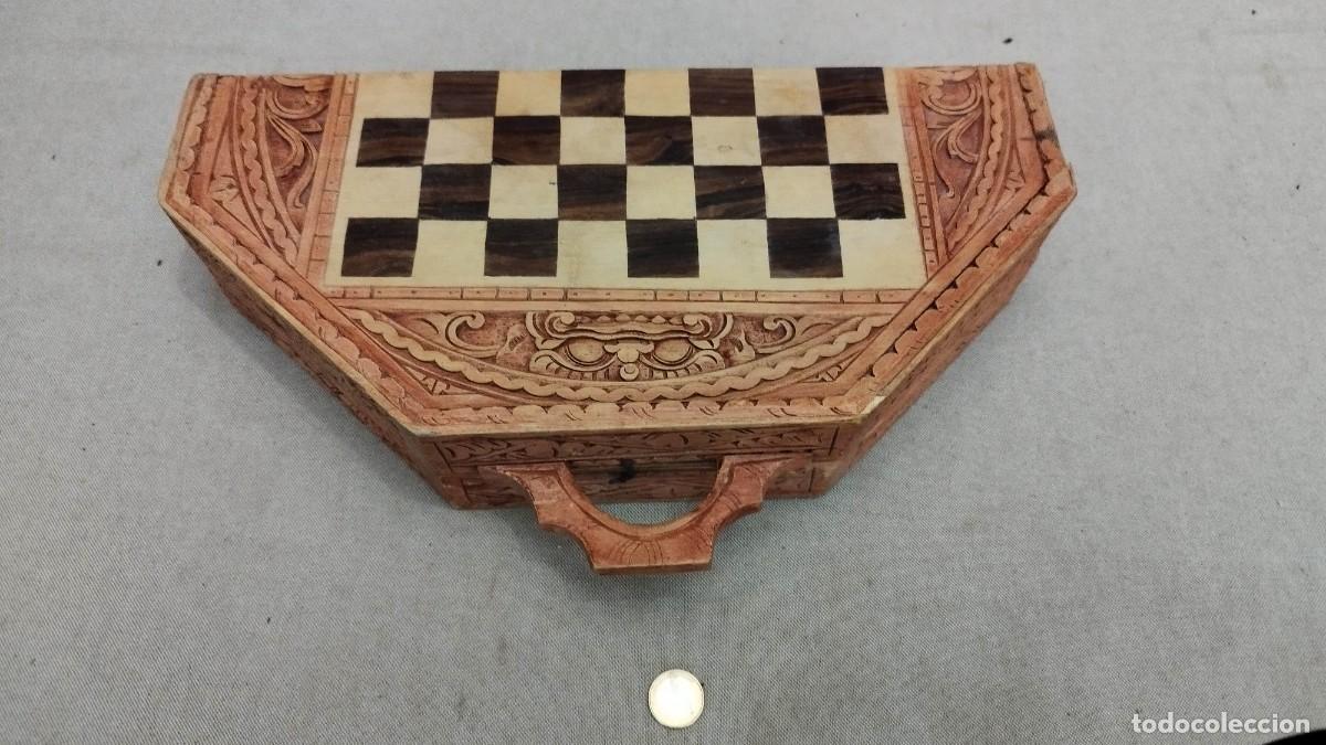 Juegos de mesa: Extraordinario ajedrez y backgammon octagonal tallado en madera - Foto 4