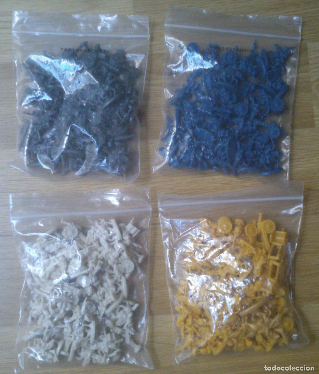 Juegos de mesa: LOTE DE 4 EJERCITOS DE PIEZAS DEL JUEGO RISK - Foto 1