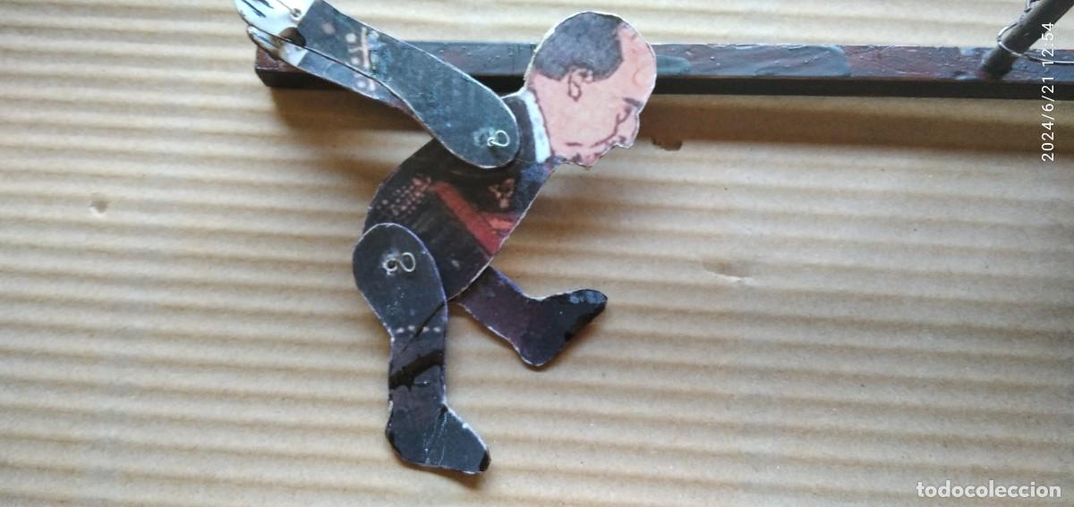 Jeux de table: ANTIGUA MARIONETA ARTICULADA,FIGURA GENERAL FRANCO,COLUMPIO SOBRE PEANA DE MADERA (VER DESCRIPCI&Oacute;N