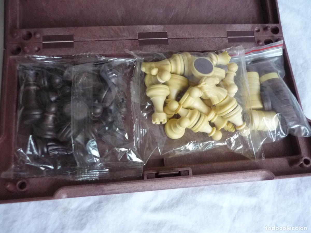 Juegos de mesa: Ajedrez de viaje magn&eacute;tico con damas, sin estrenar - Foto 3