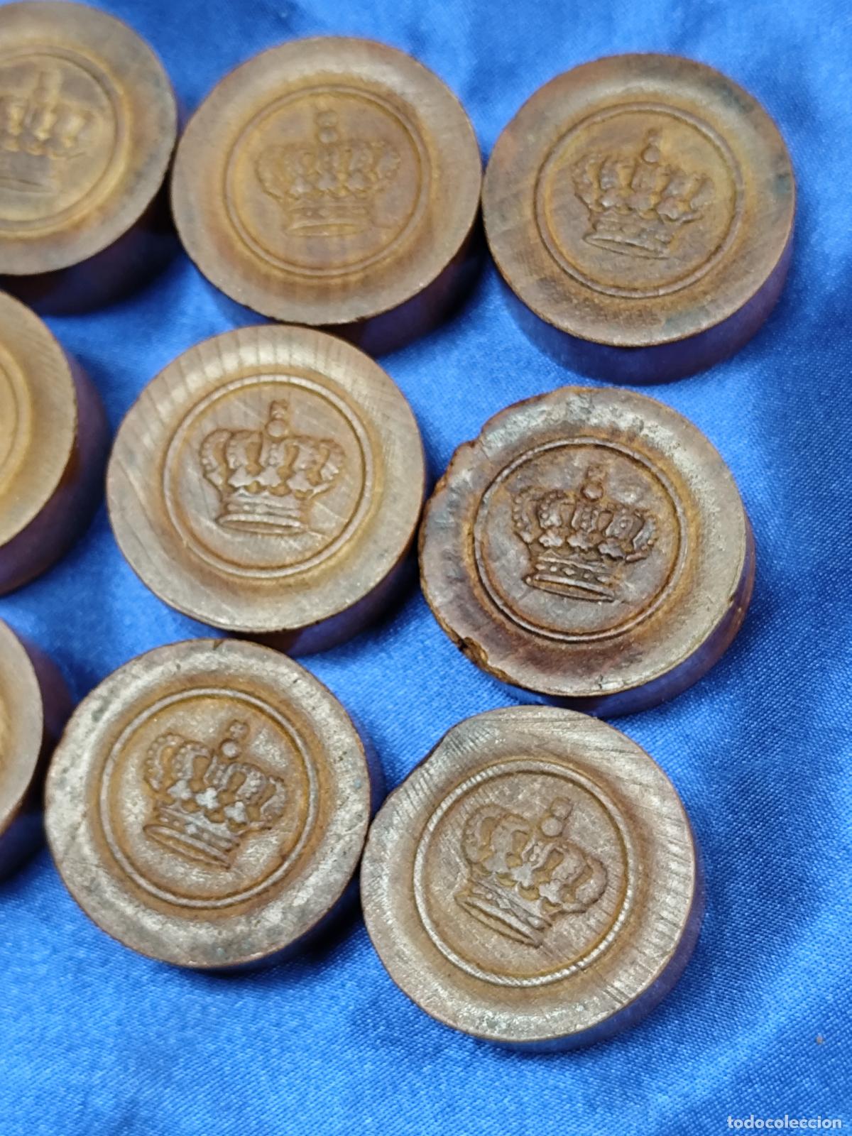 Juegos de mesa: ANTIGUO JUEGO DE DAMAS EN MADERA CON CORONA - Foto 3