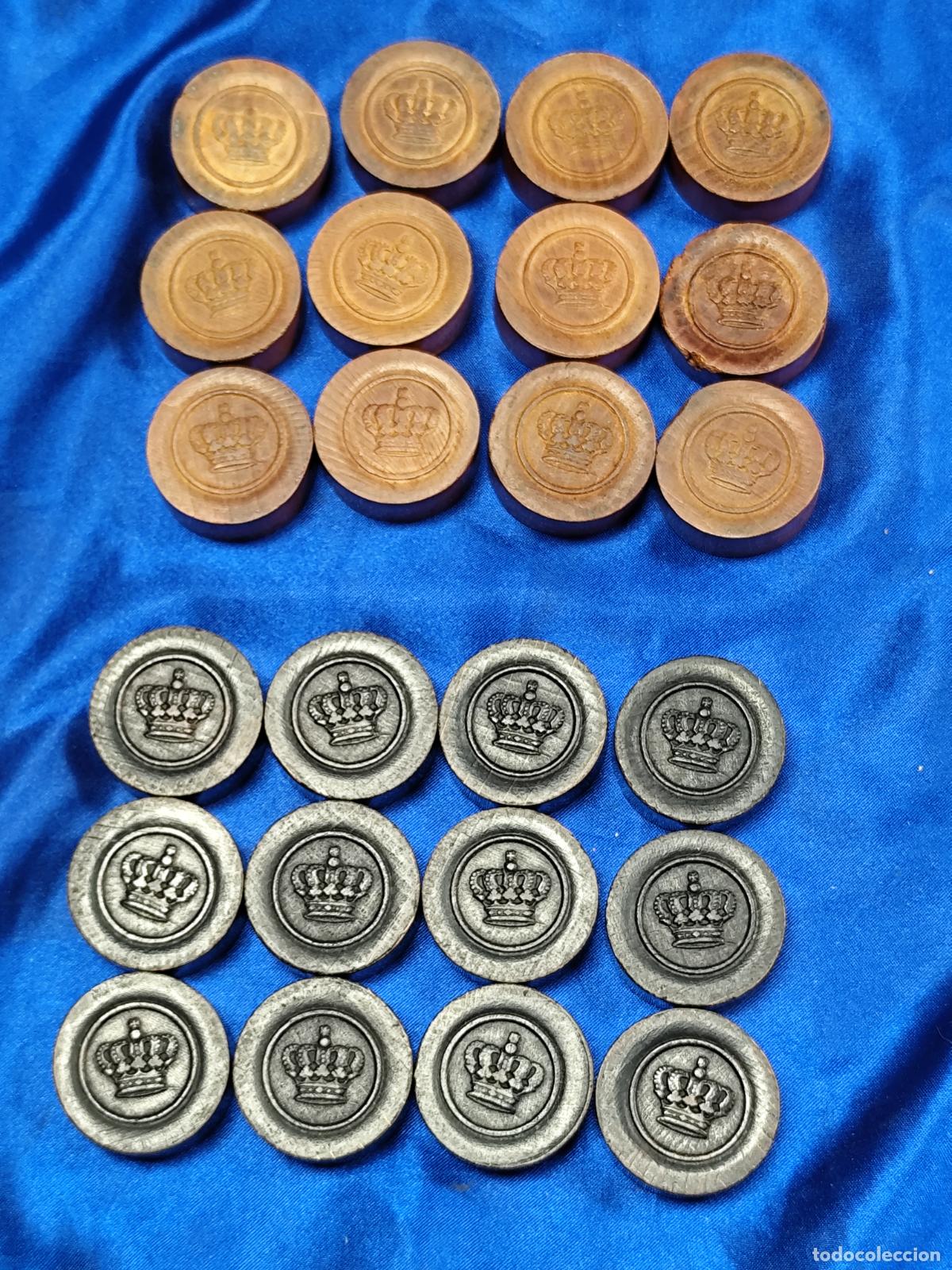 Juegos de mesa: ANTIGUO JUEGO DE DAMAS EN MADERA CON CORONA - Foto 1