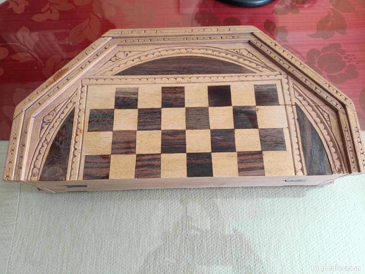 Juegos de mesa: MALETIN MADERA TALLADA AJEDREZ Y BACKGAMMON - Foto 1