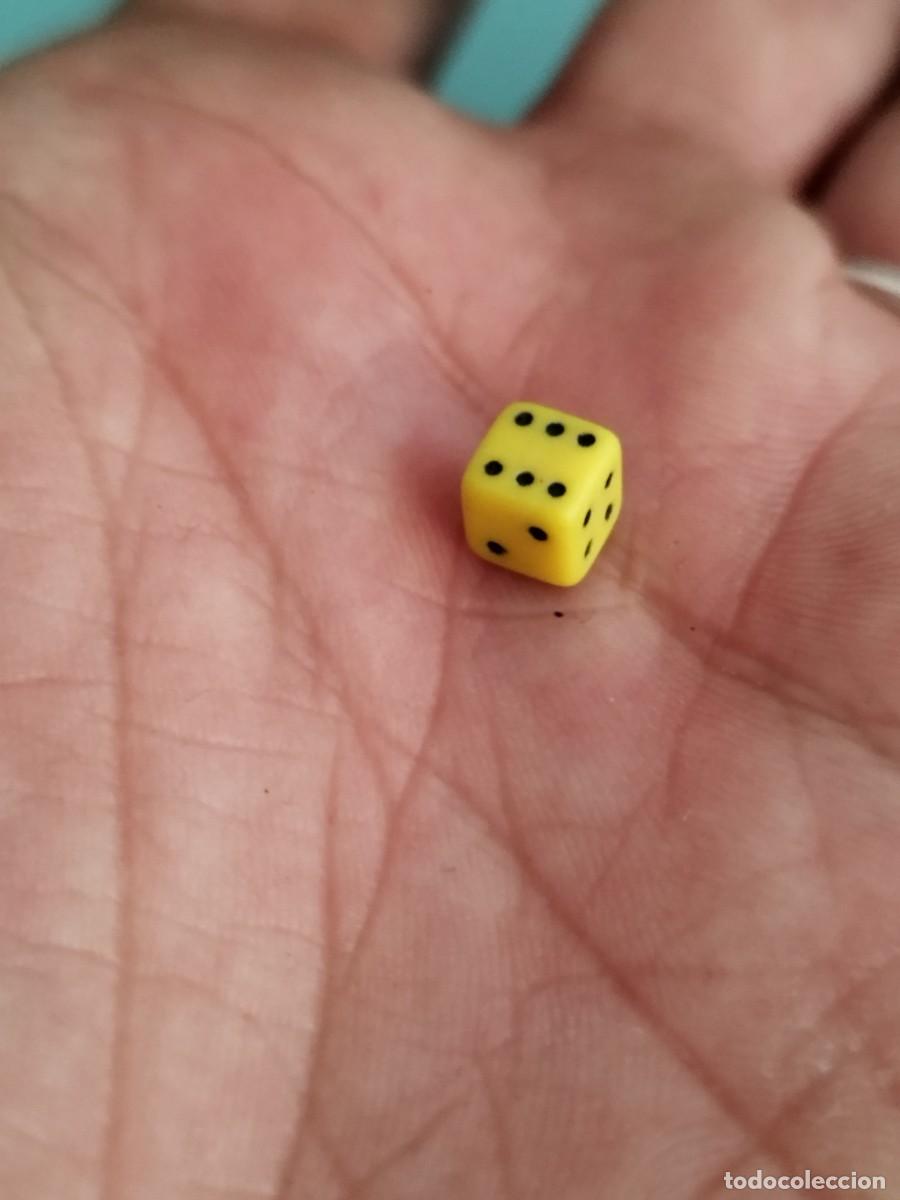 Juegos de mesa: Antiguo dado en miniatura, de color amarillo. - Foto 1