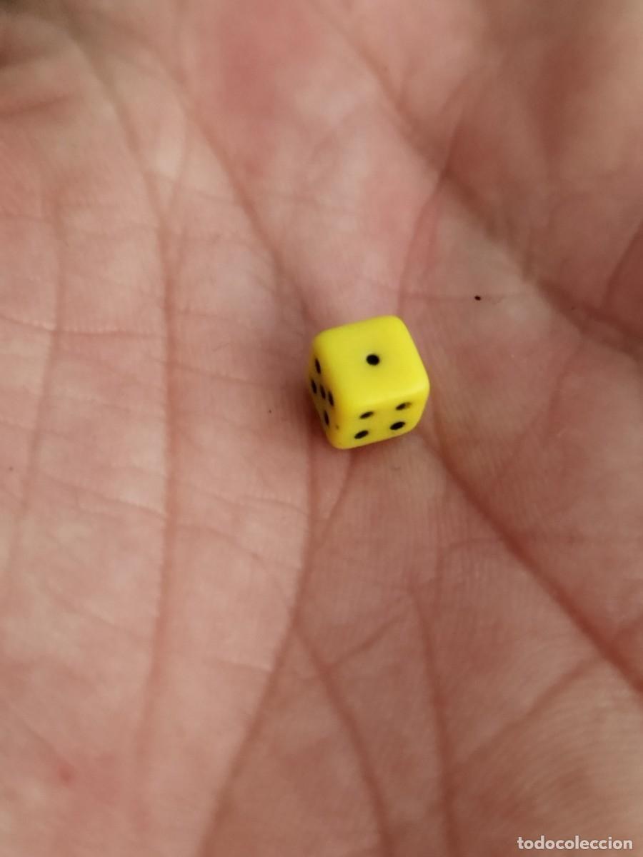 Juegos de mesa: Antiguo dado en miniatura, de color amarillo. - Foto 2