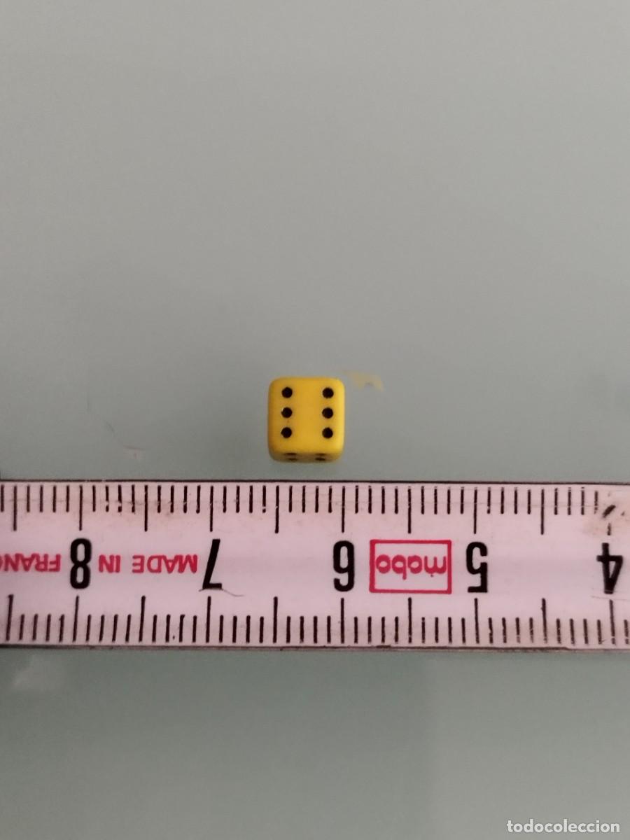 Juegos de mesa: Antiguo dado en miniatura, de color amarillo. - Foto 3