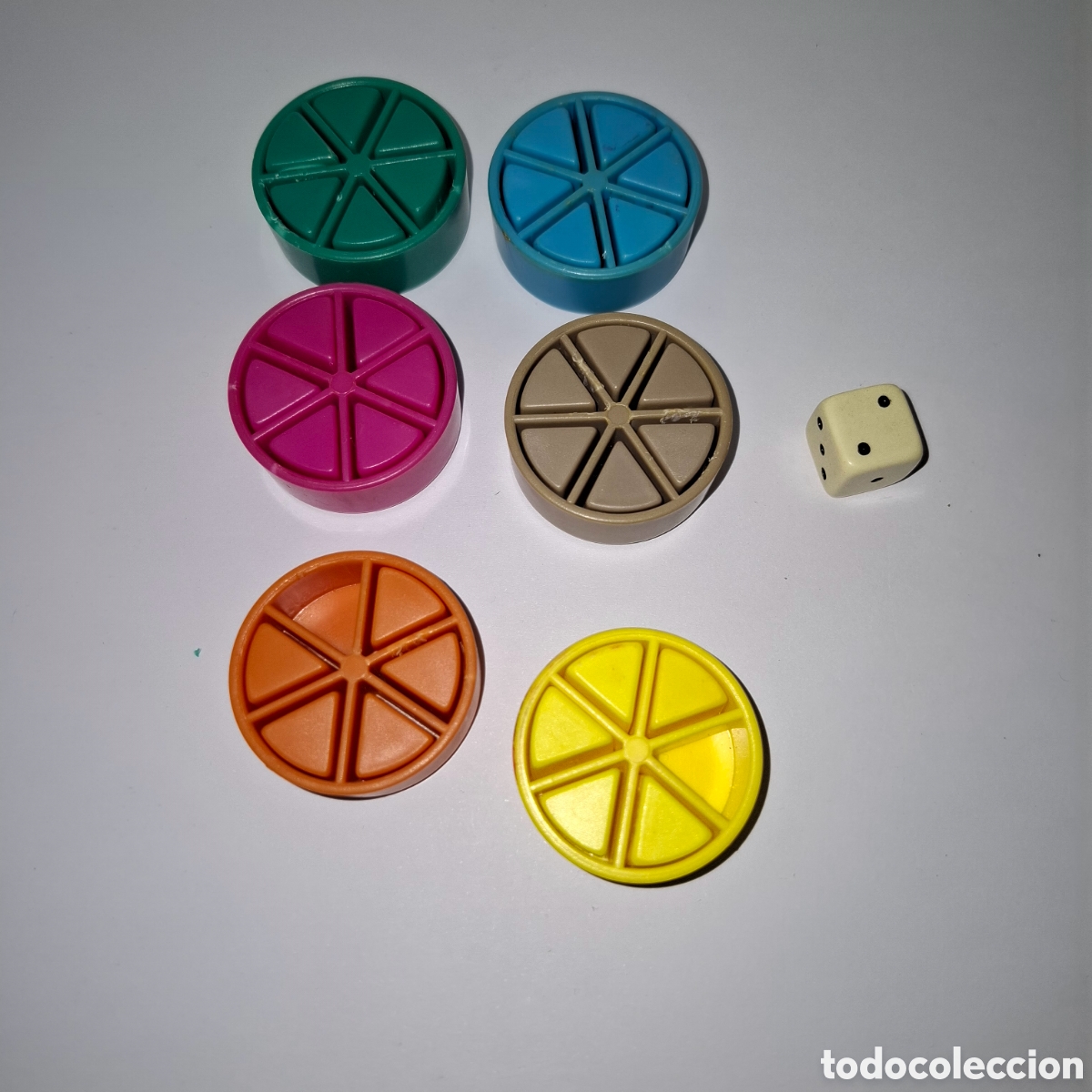 Juegos de mesa: FICHAS Y DADO DEL TRIVIAL MITICO JUEGO DE MESA - Foto 1