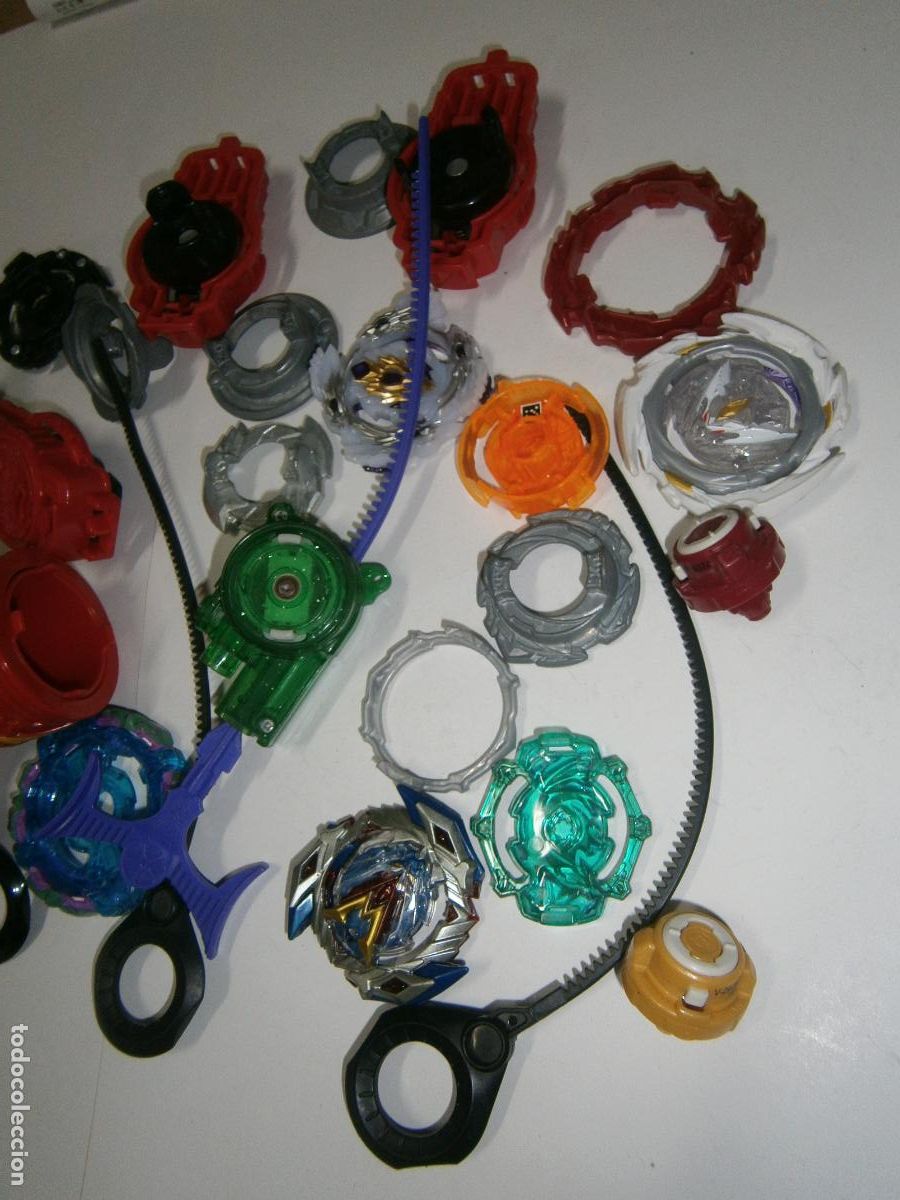 Juegos de mesa: LOTE COMPLEMENTOS Y TROMPOS BEYBLADE - Foto 3