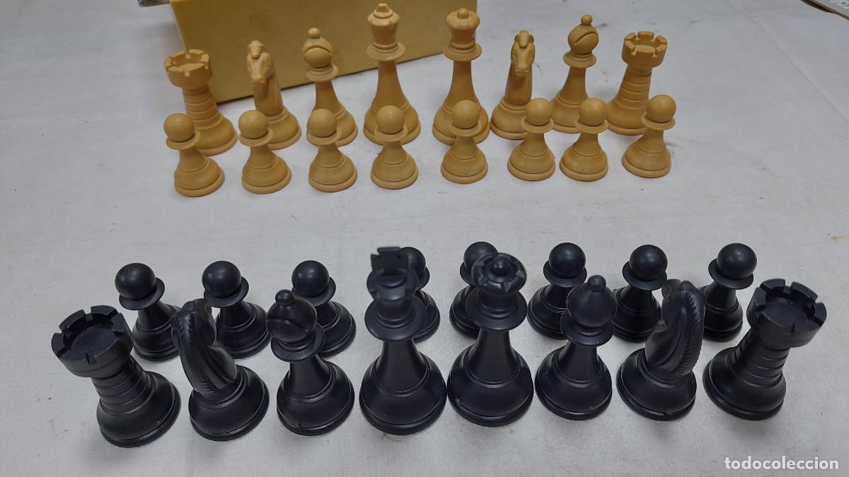 Juegos de mesa: Fichas de ajedrez de pasta a&ntilde;os 70 - Foto 1