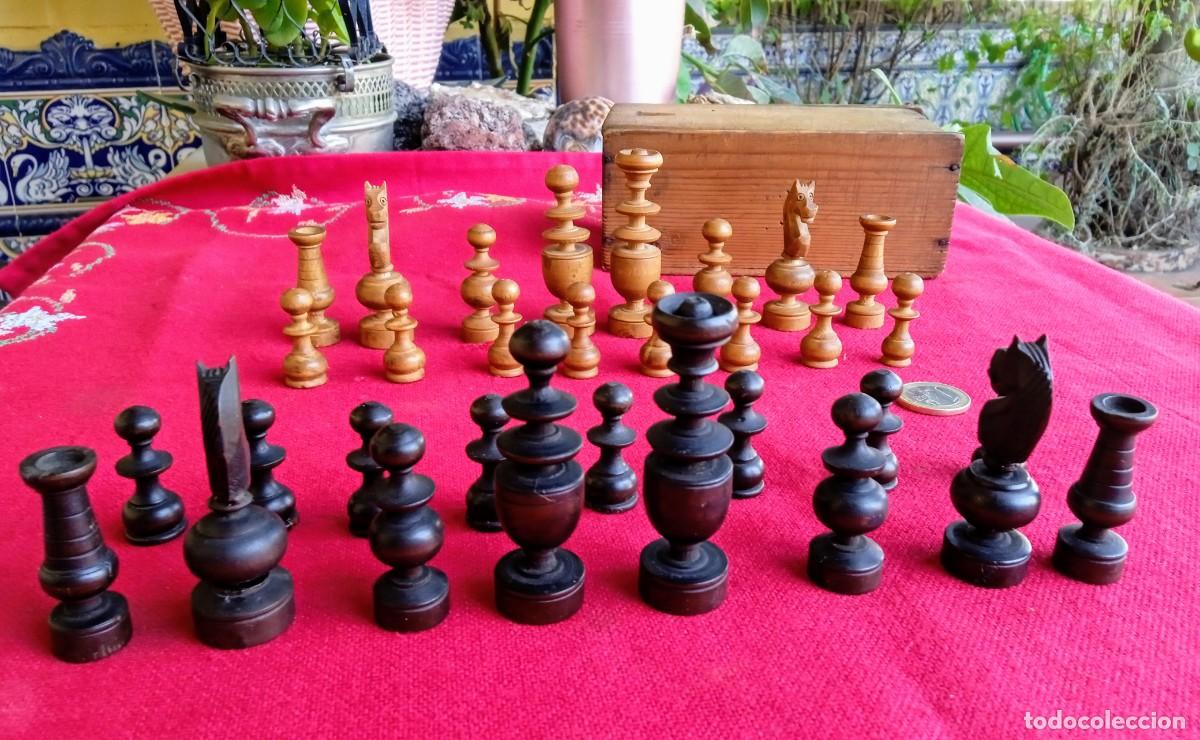 Juegos de mesa: Ajedrez antiguo completo de madera torneada con estuche - Foto 1