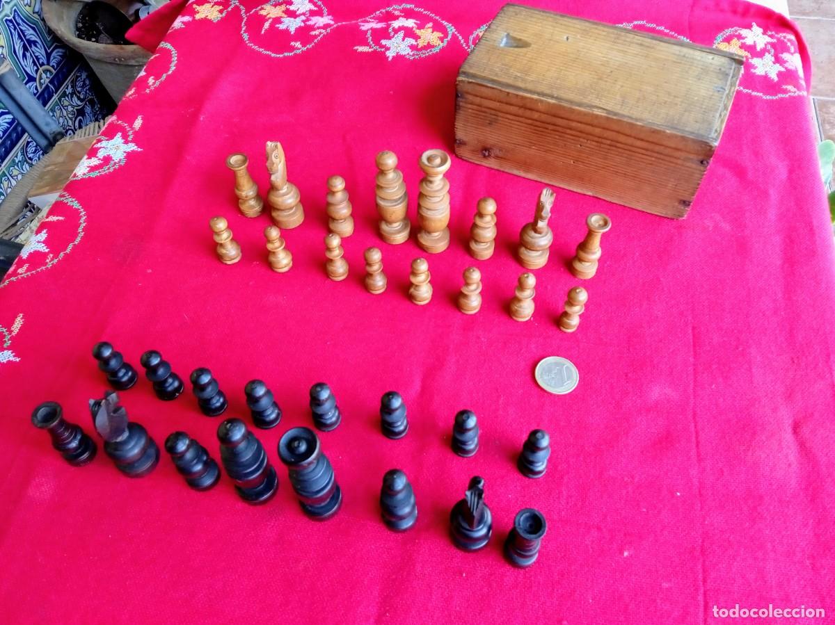 Juegos de mesa: Ajedrez antiguo completo de madera torneada con estuche - Foto 2