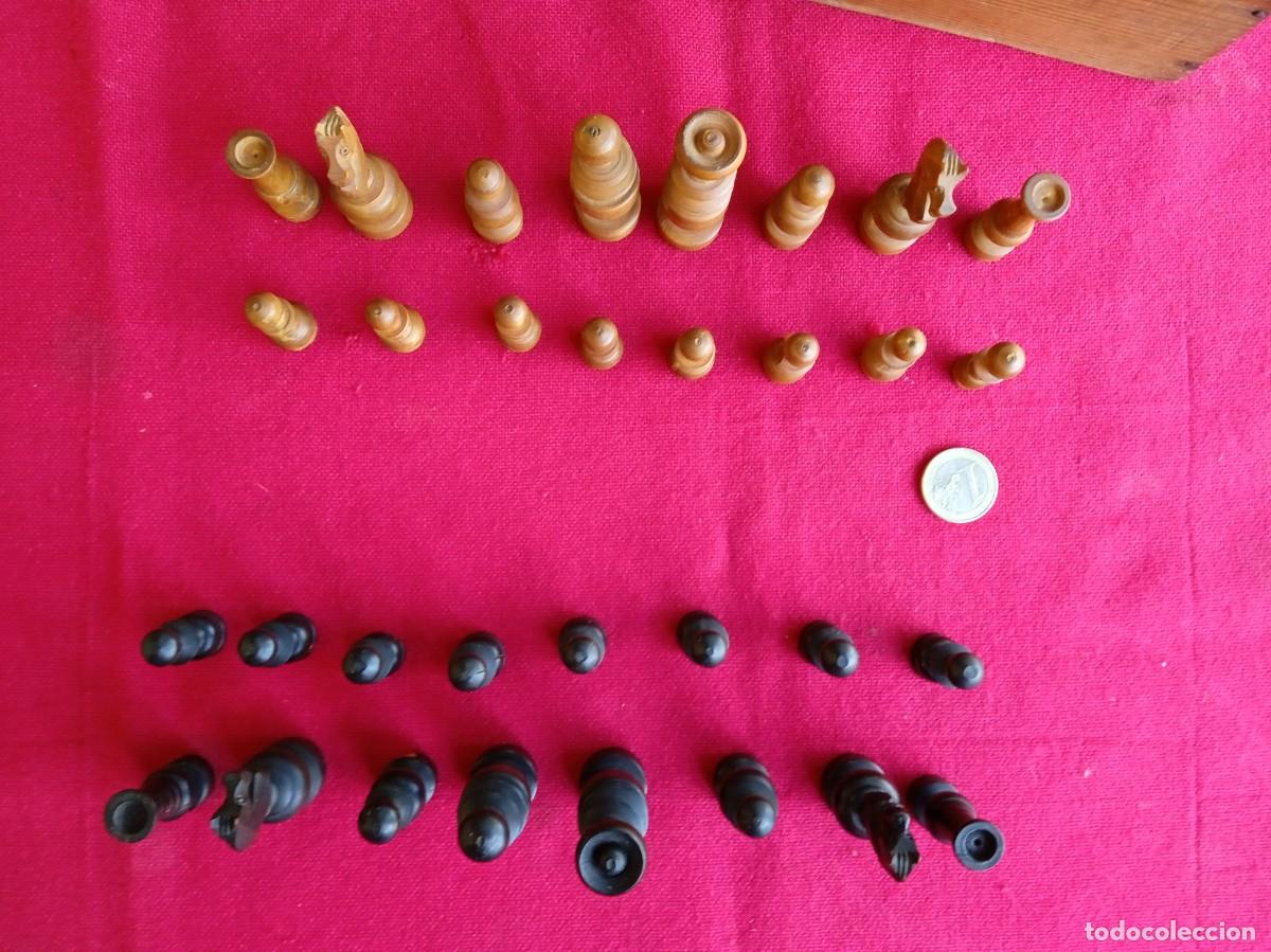 Juegos de mesa: Ajedrez antiguo completo de madera torneada con estuche - Foto 3