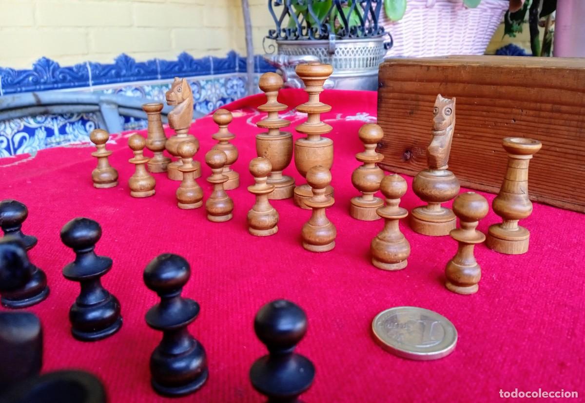 Juegos de mesa: Ajedrez antiguo completo de madera torneada con estuche - Foto 4