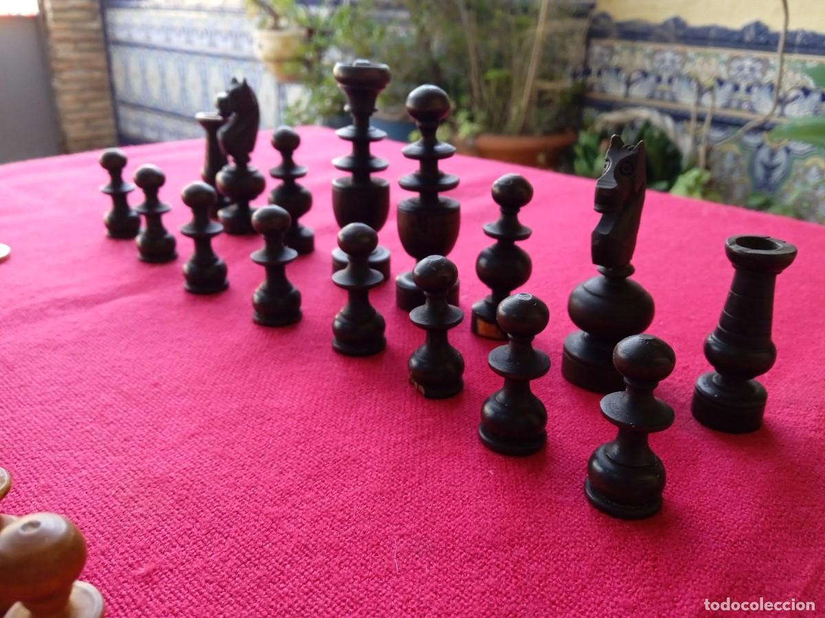 Juegos de mesa: Ajedrez antiguo completo de madera torneada con estuche - Foto 5