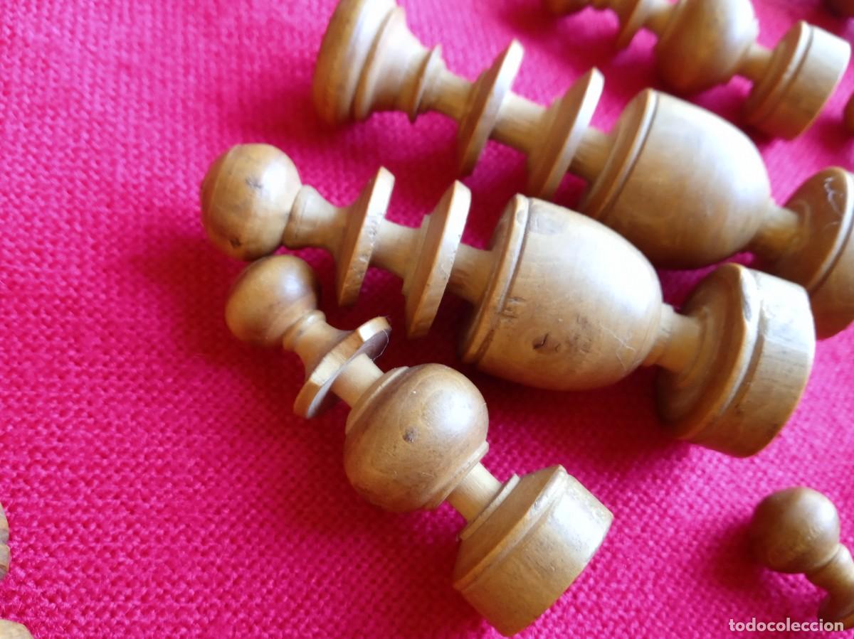 Juegos de mesa: Ajedrez antiguo completo de madera torneada con estuche - Foto 7