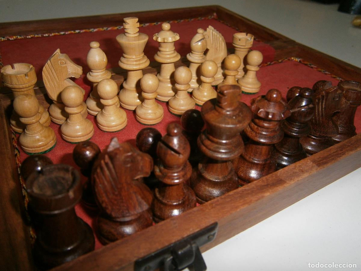 Juegos de mesa: ANTIGUO AJEDREZ DE MADERA PLEGABLE MALETIN COMPLETO - Foto 3