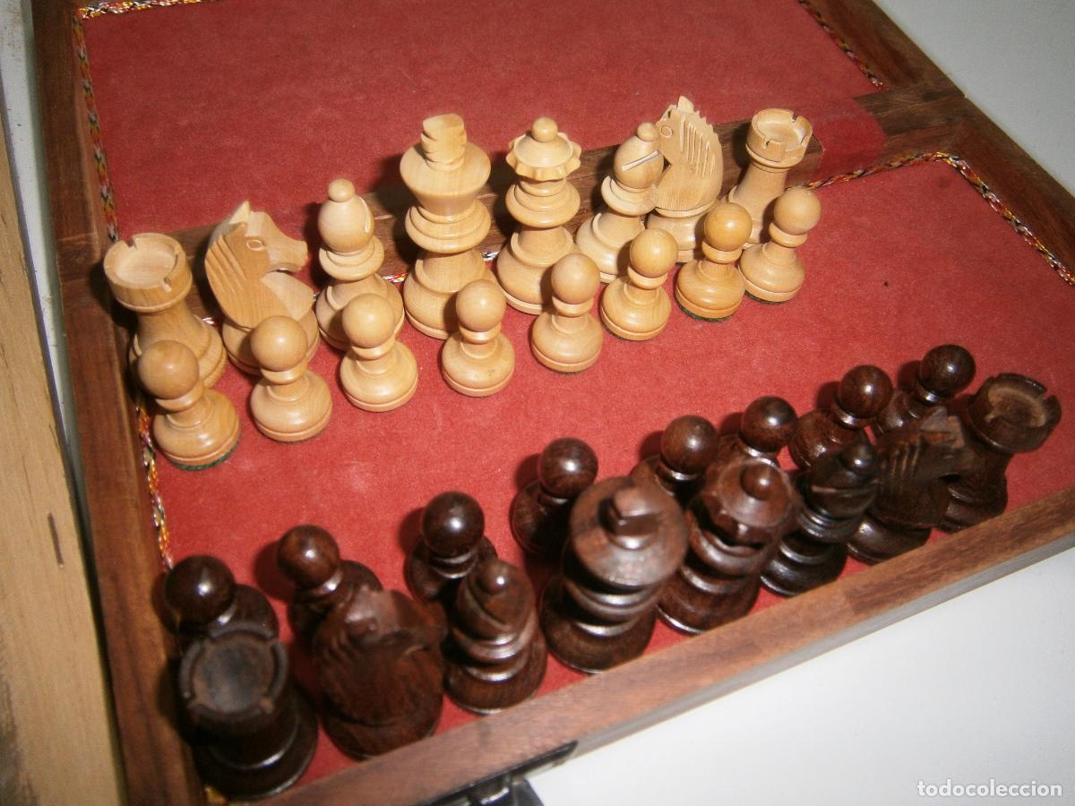 Juegos de mesa: ANTIGUO AJEDREZ DE MADERA PLEGABLE MALETIN COMPLETO - Foto 4
