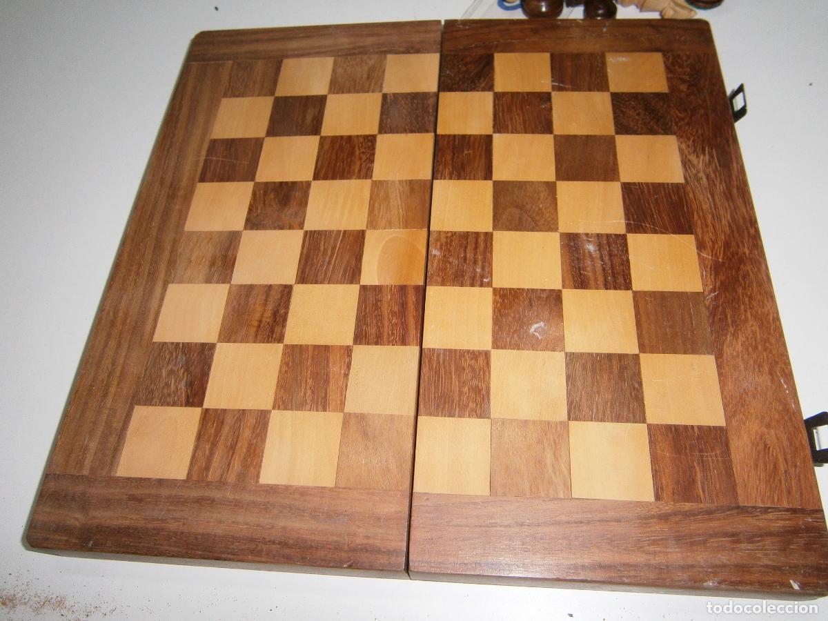 Juegos de mesa: ANTIGUO AJEDREZ DE MADERA PLEGABLE MALETIN COMPLETO - Foto 1