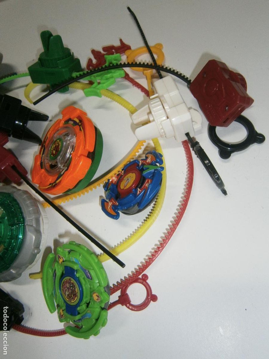 Juegos de mesa: GRAN LOTE BEYBLADE (PEONZAS Y LANZADERAS) - Foto 3