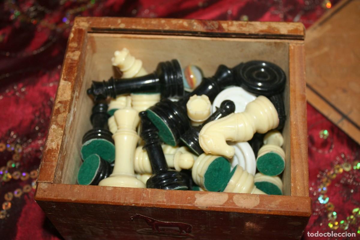 Juegos de mesa: figuras de ajedrez en caja y damas - Foto 1
