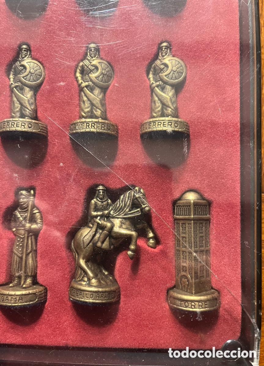 Juegos de mesa: Vendo ajedrez de figuras met&aacute;licas - Foto 4