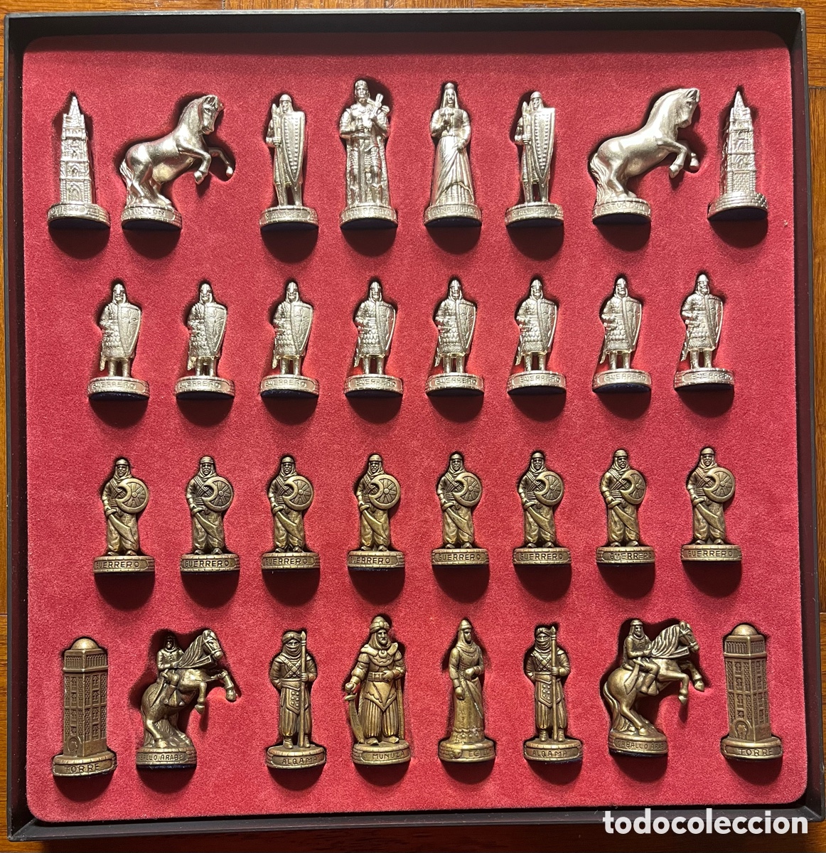 Juegos de mesa: Vendo ajedrez de figuras met&aacute;licas - Foto 1