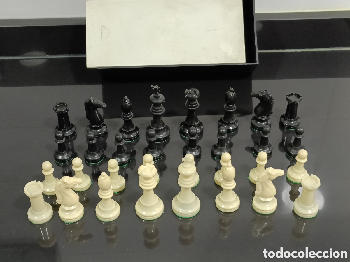 Juegos de mesa: Piezas de ajedrez con caja - Foto 1