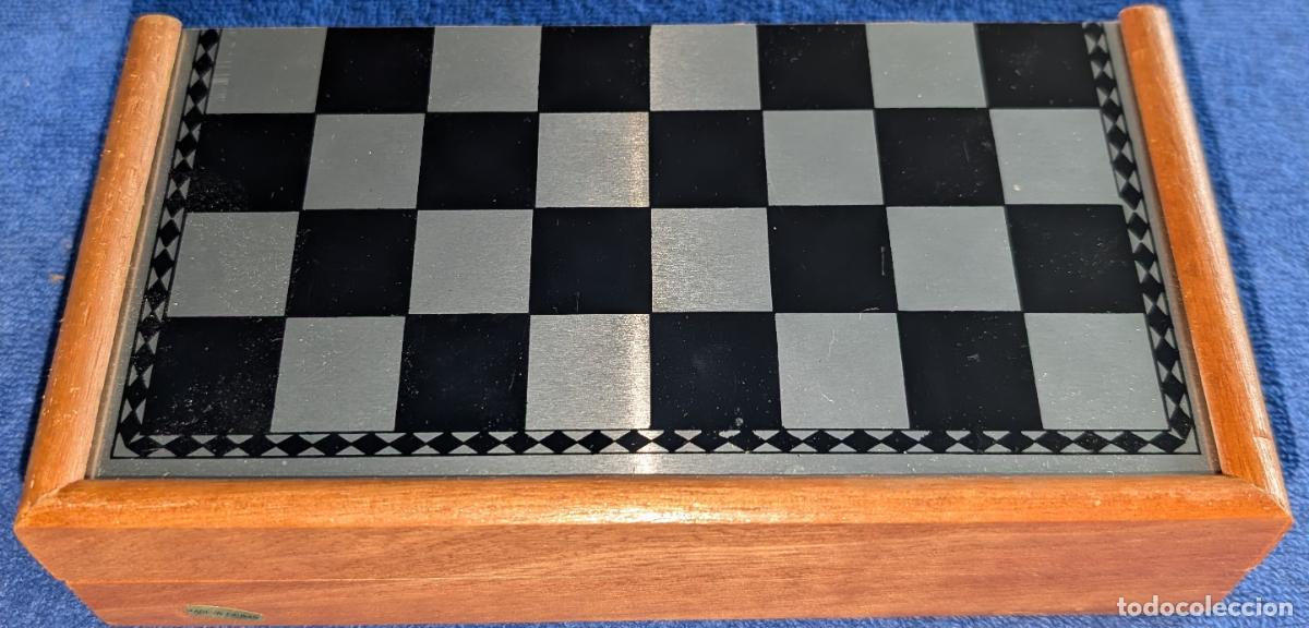 Juegos de mesa: Ajedrez m&aacute;gn&eacute;rico con estuche original - Foto 3