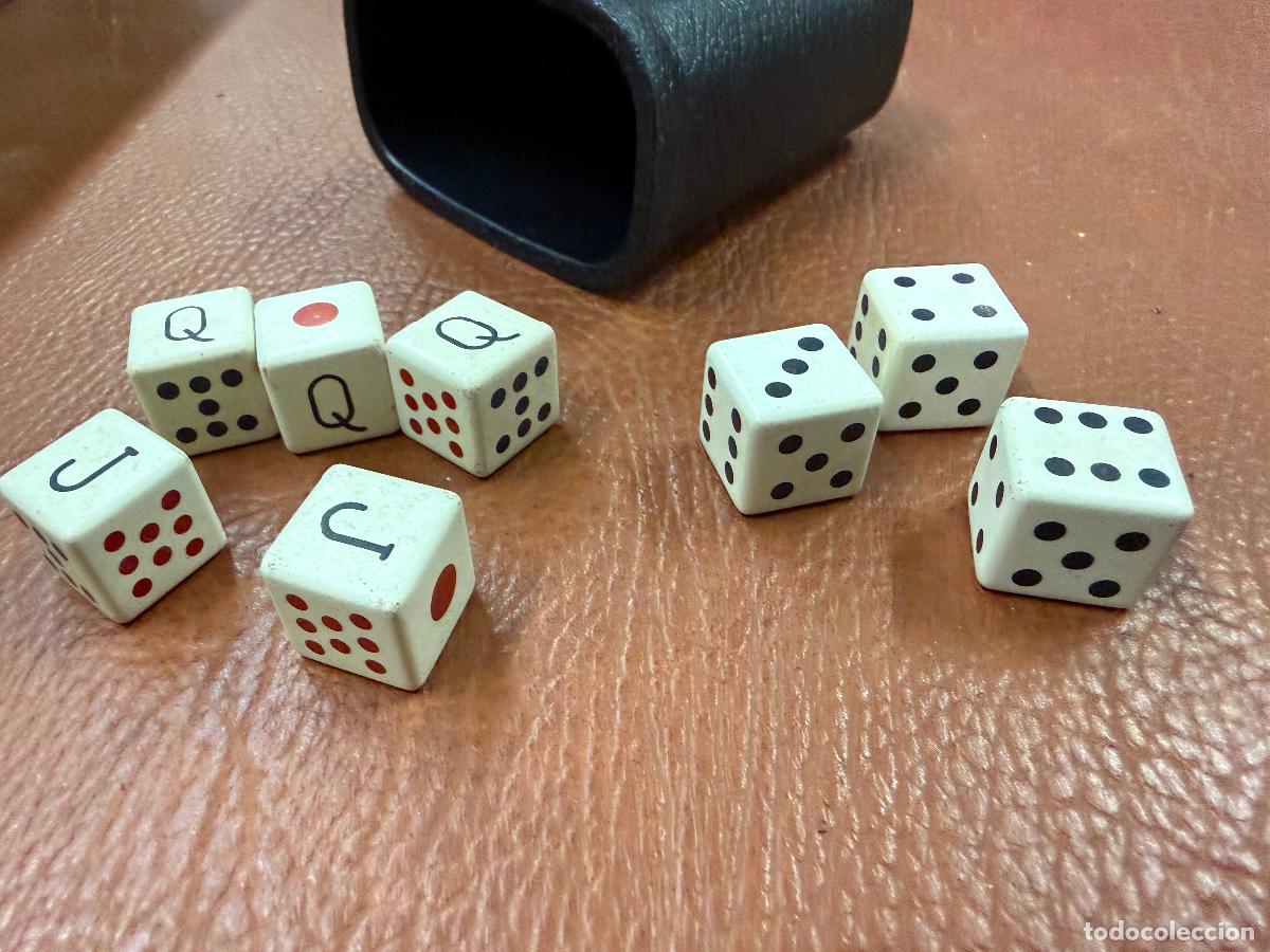 Juegos de mesa: Juego de 5 + 3 dados y el cubilete para agitatlos y lanzarlos. Dados grandes de 1,5cms por lado